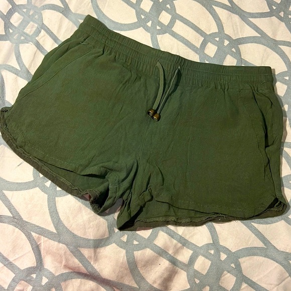 Olive Green Knit Short Shorts Women Size 9 Sadie Robertson Collection - Picture 1 of 13